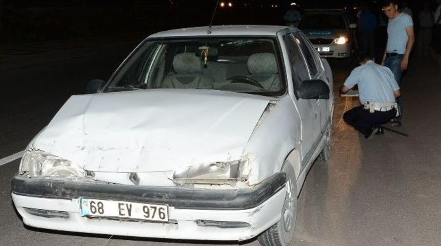 Alkoll&uuml; S&uuml;r&uuml;c&uuml;n&uuml;n Aracı &Ouml;n&uuml;ndeki Otomobile &Ccedil;arptı: 2 Yaralı