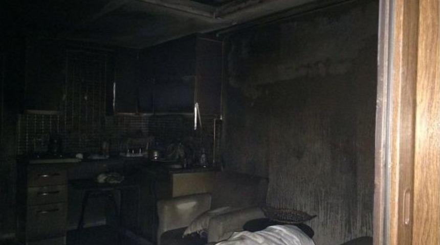 İzmir&rsquo;de Sır Dolu Yangında Bir Kişi &Ouml;ld&uuml; 2 Kişi Ka&ccedil;tı