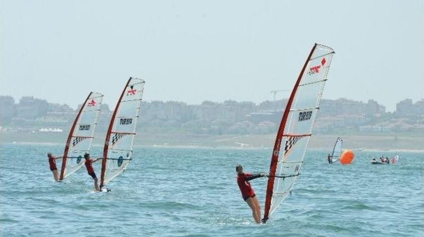 Beylikd&uuml;z&uuml;&rsquo;nde R&uuml;zgar S&ouml;rf&uuml; Heyecanı