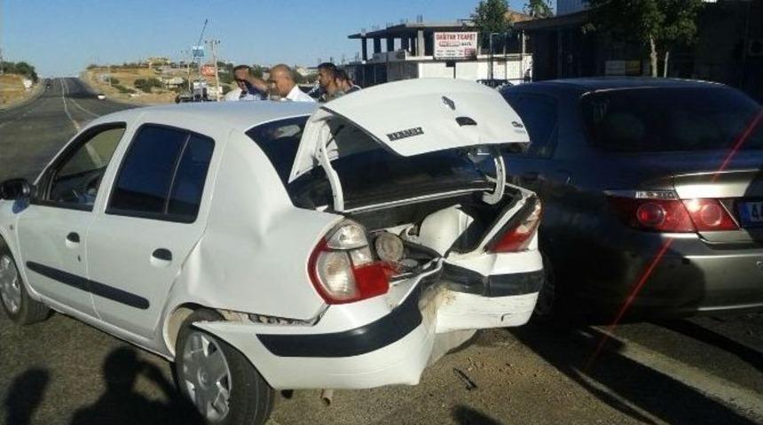 Otomobiller &Ccedil;arpıştı: 2 Yaralı