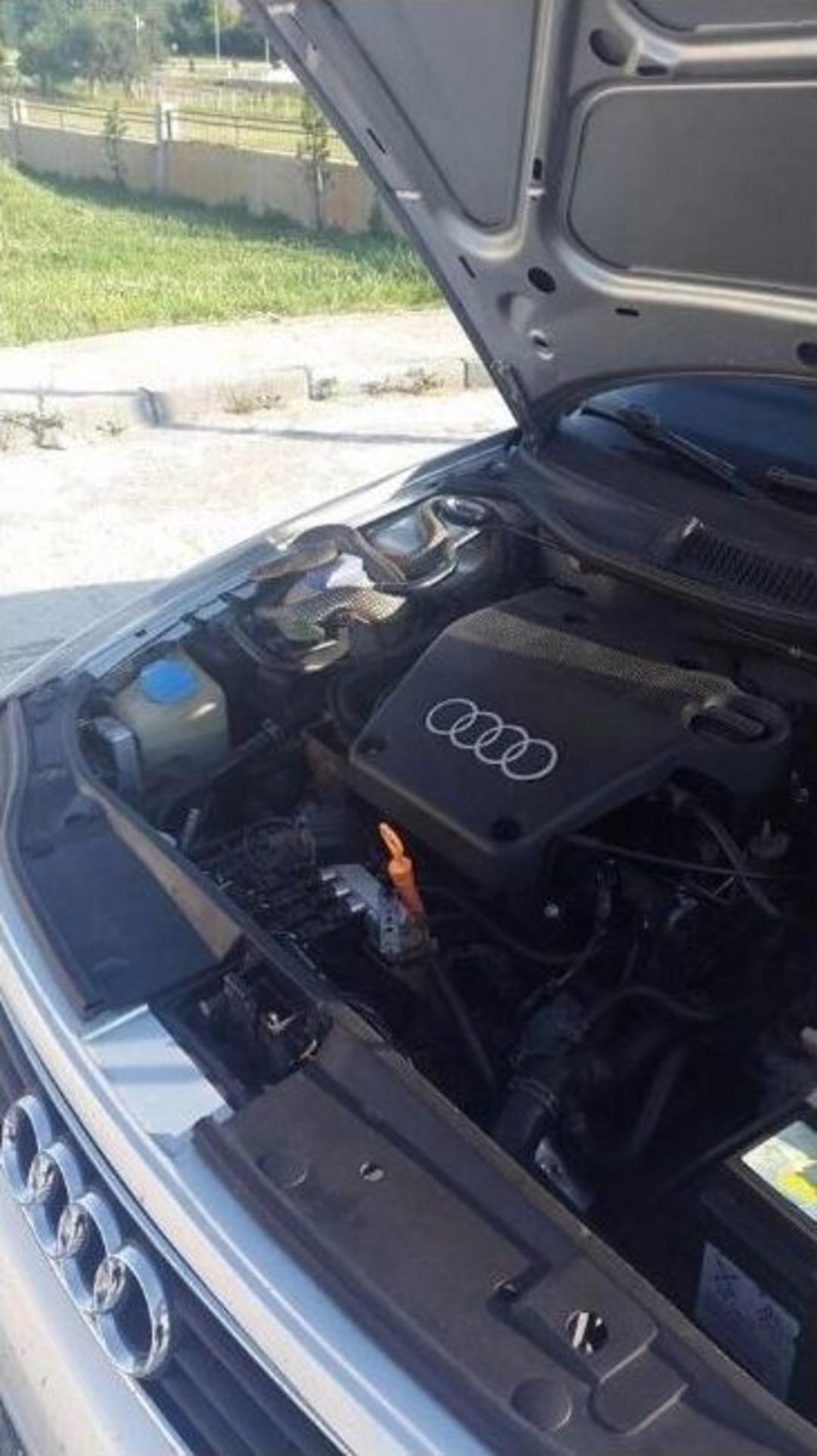 Otomobilin Motor Kısmından &Ccedil;ıkan Yaklaşık 3 Metrelik Yılana Sakinleştirici İğne