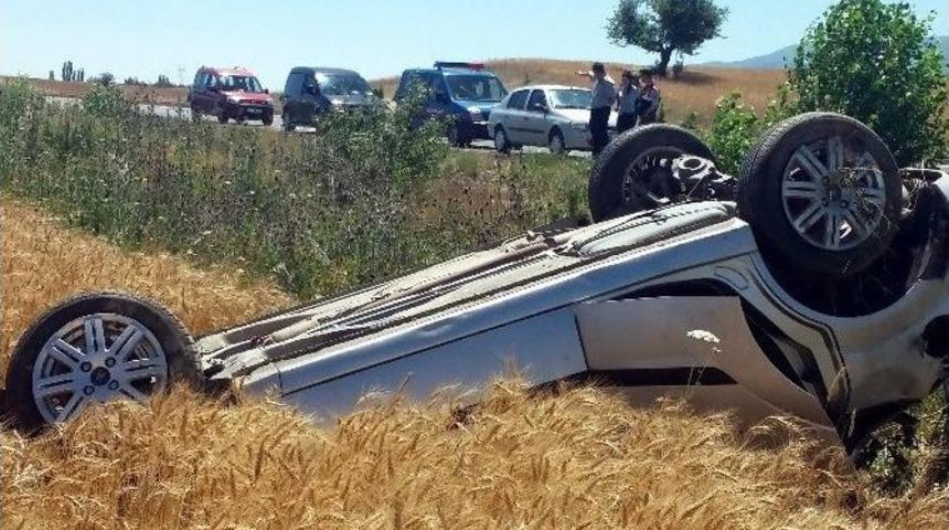 Otomobil Tarlaya Uçtu: 2 Yaralı