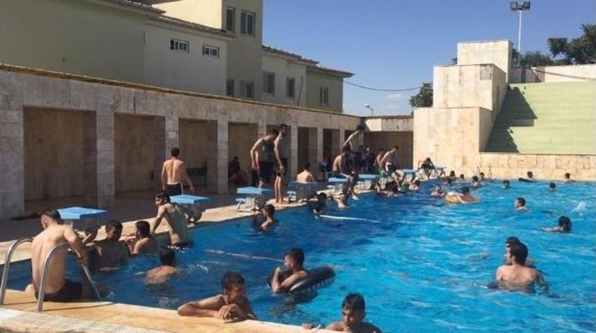 Batman’da Olimpik Yüzme Havuzu Dolup Taşıyor