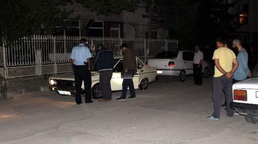 Park Halindeki Otomobilin Lastiklerini Kestiler