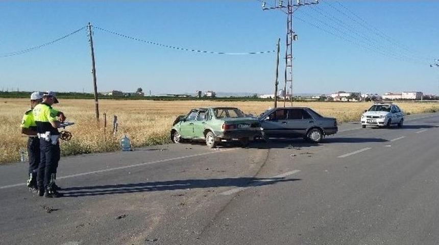 İki Otomobil &Ccedil;arpıştı: 6 Yaralı