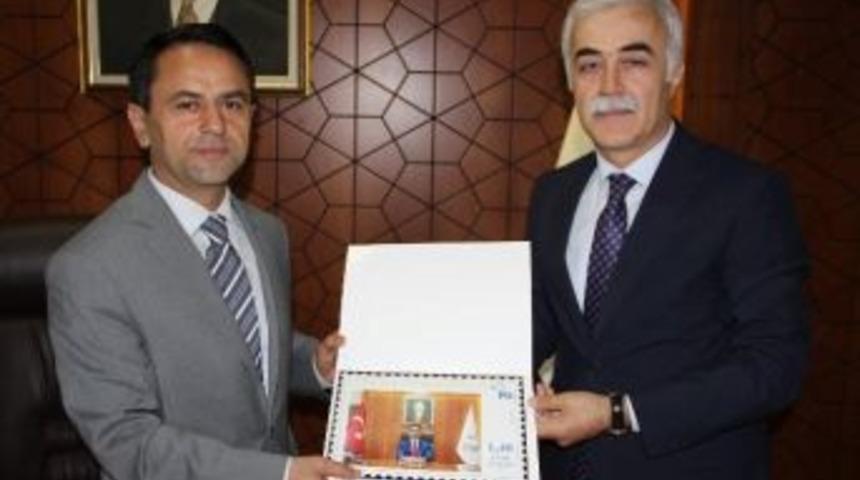 Ptt&rsquo;den Vali Aktaş&rsquo;a Kişisel Pul Hediyesi