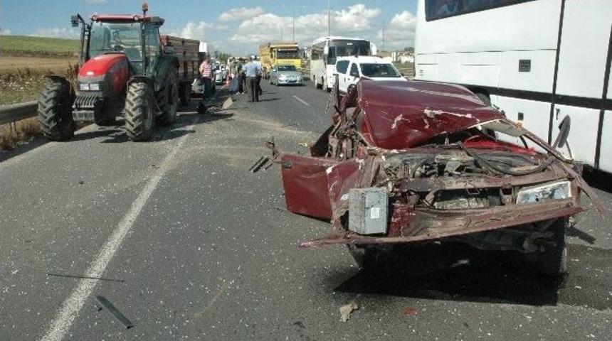 Otomobil; Minib&uuml;s, Tır Ve Trakt&ouml;re &Ccedil;arptı: 4 Yaralı