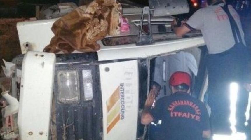 Kaza Yapan Şof&ouml;r Kamyonda Sıkıştı