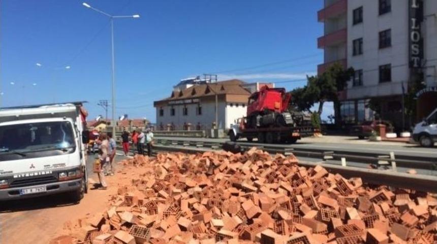 Tuğla Y&uuml;kl&uuml; Tır Yola Devrildi, Karadeniz Sahil Yolu&rsquo;nda Ulaşım Durdu