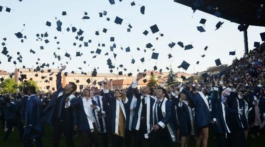 B&uuml; 8&lsquo;inci Mezunlarını T&ouml;renle Uğurladı