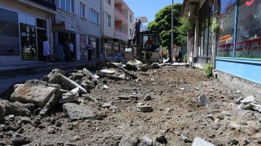 Kaldırım Yenileme &Ccedil;alışmaları Devam Ediyor
