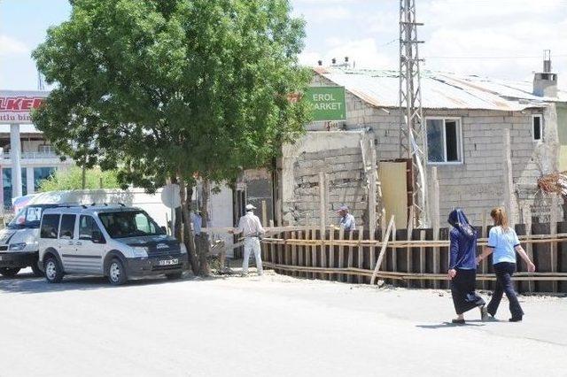 Van Büyükşehir Belediyesi’nden Yıkım Çalışması