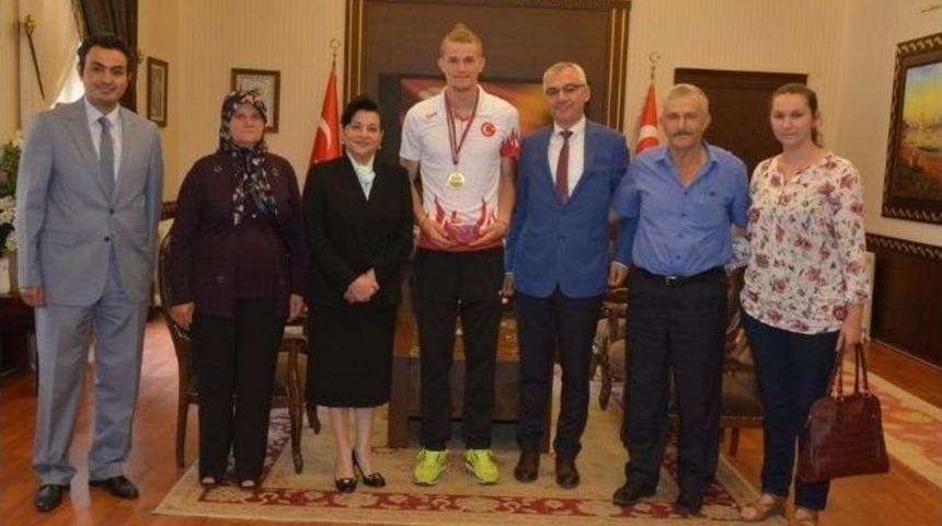 Milli Sporcudan Altın Madalya