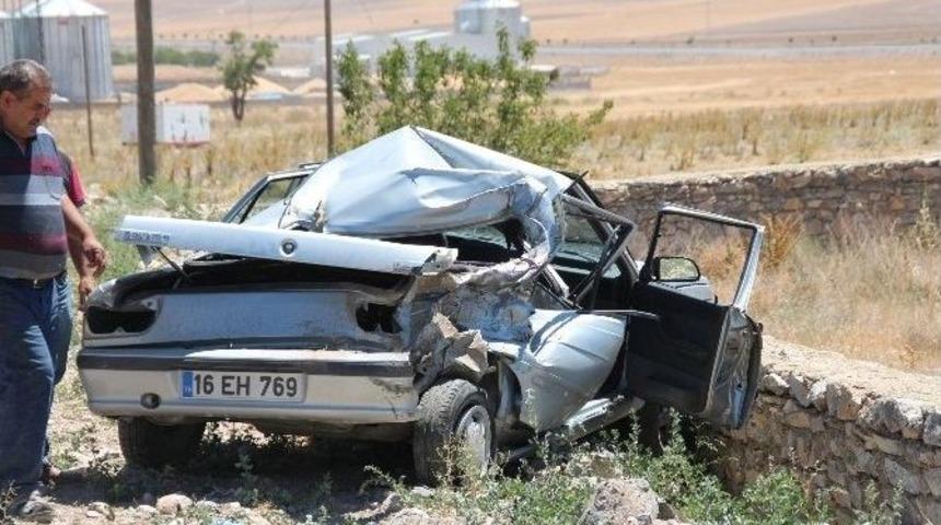 Otomobil Kamyonla &Ccedil;arpıştı: 1 Yaralı