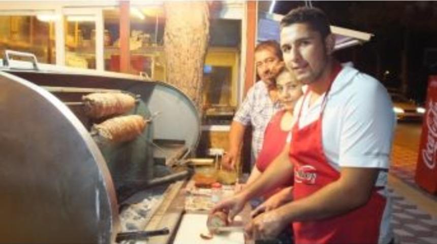 Burhaniye&rsquo;de Yazlık&ccedil;ılar Kokoreci Sevdi