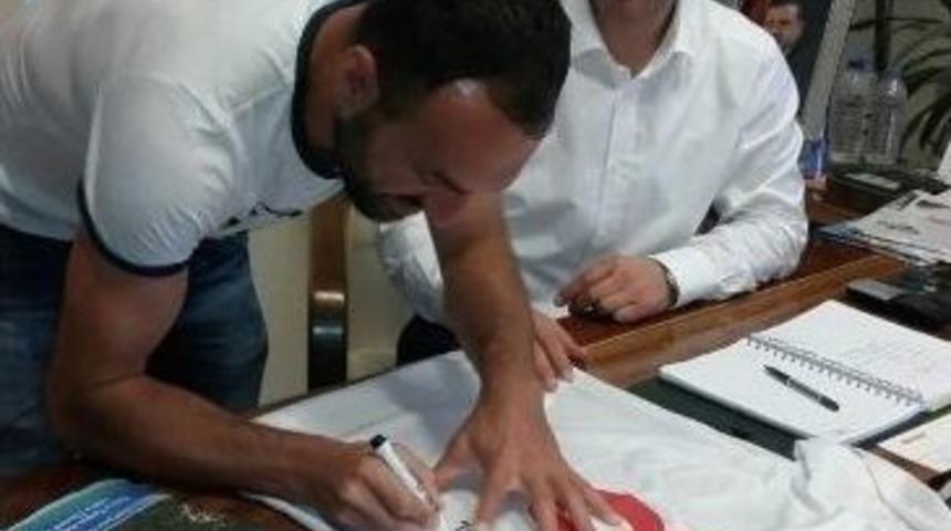 D&uuml;nya Şampiyonu Futbolcu Formasını İsmail Atik&rsquo;e Hediye Etti