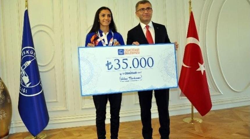 &Uuml;sk&uuml;dar Belediyesi, Avrupa &Uuml;&ccedil;&uuml;nc&uuml;s&uuml;ne 35 Bin Lira &Ccedil;ek Hediye Etti