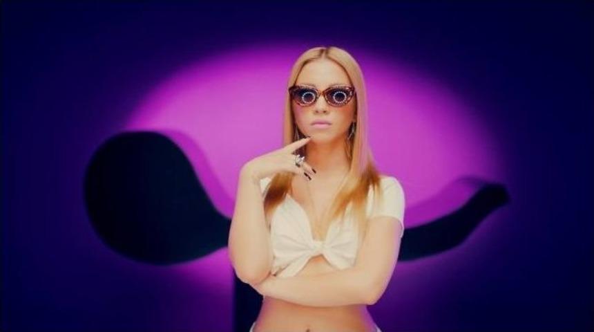 Ece Se&ccedil;kin&rsquo;den İzmirlilere &Ouml;zel Dans Şov