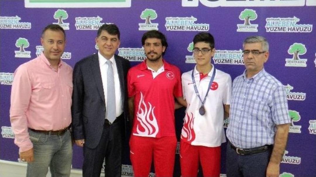 Denizi Olmayan Şehirden D&uuml;nya Y&uuml;zme Şampiyonu Oldu