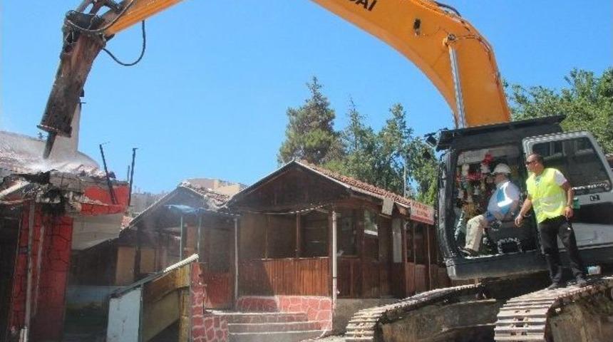30 Yıllık Seven Çarşısı’nın Yıkımında İlk Kepçe Darbesini Başkan Yağcı Vurdu