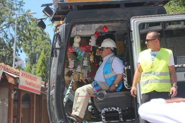 30 Yıllık Seven Çarşısı’nın Yıkımında İlk Kepçe Darbesini Başkan Yağcı Vurdu