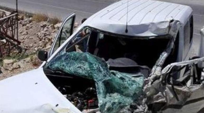 Yolcu Minib&uuml;s&uuml; İle Kamyonet &Ccedil;arpıştı: 5 Yaralı