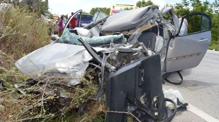 Beton Mikseri İle Otomobil &Ccedil;arpıştı: 2 Yaralı