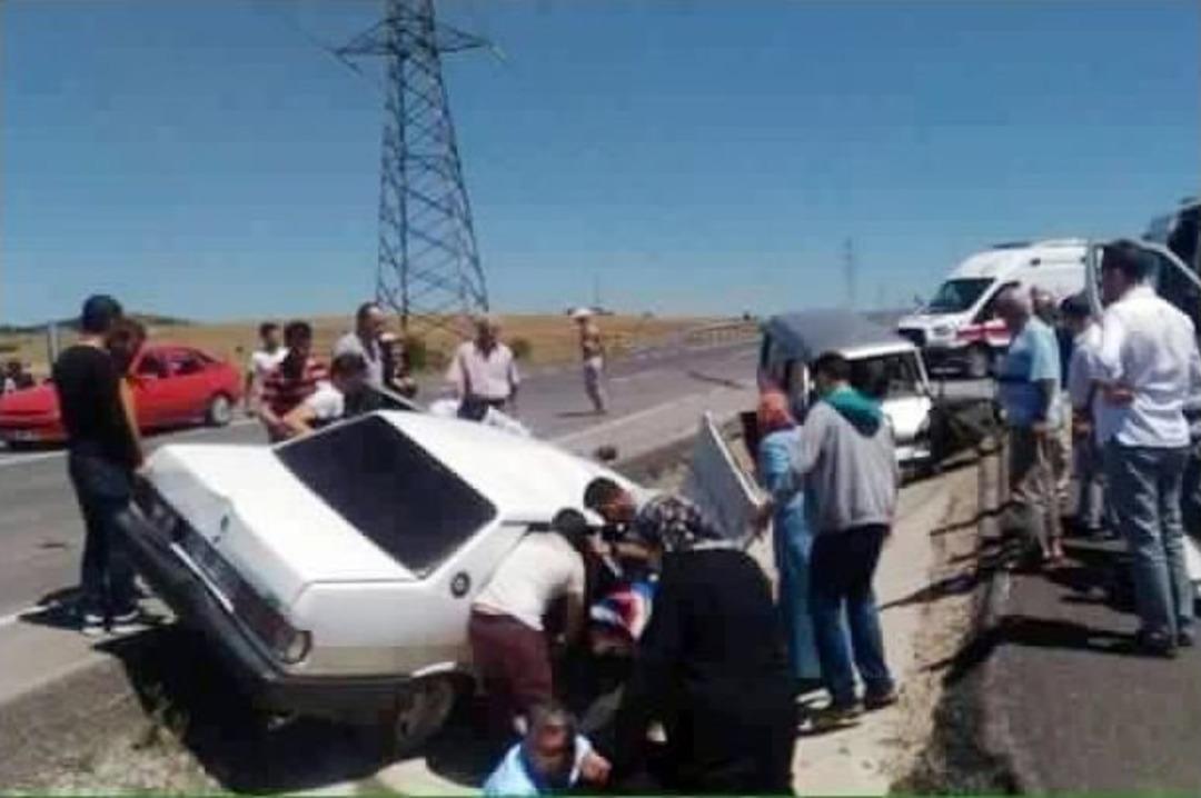 Otomobil İle Minib&uuml;s &Ccedil;arpıştı: 8 Yaralı