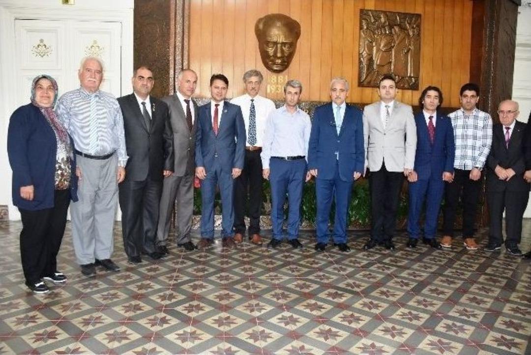 Vali G&uuml;ven&ccedil;er Konuklarını Ağırlıyor