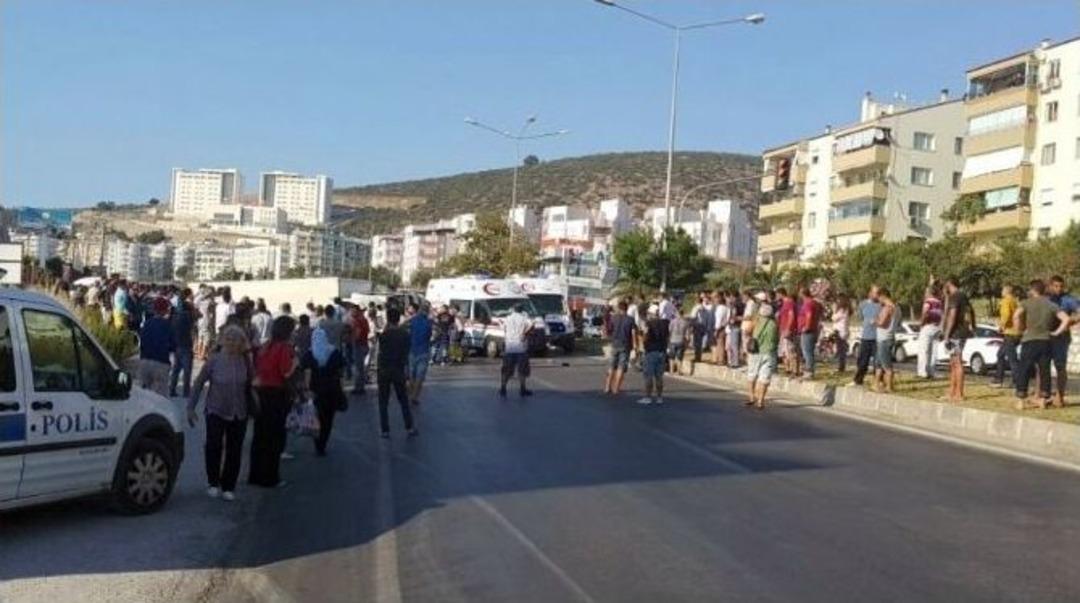Kuşadası&rsquo;nda Kamyon Motosikletin &Uuml;zerine Devrildi; 1 &Ouml;l&uuml;, 3 Yaralı
