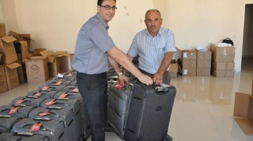 Hacı Adaylarına Malzemeleri Dağıtılıyor