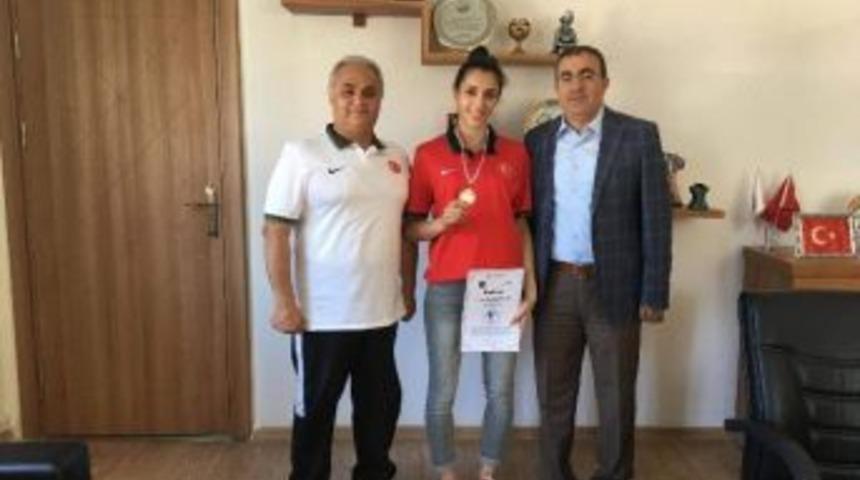 Taekwondo Şampiyonu İpek Çiğdem’den İl Müdürü Ünlüer’i Ziyaret Etti