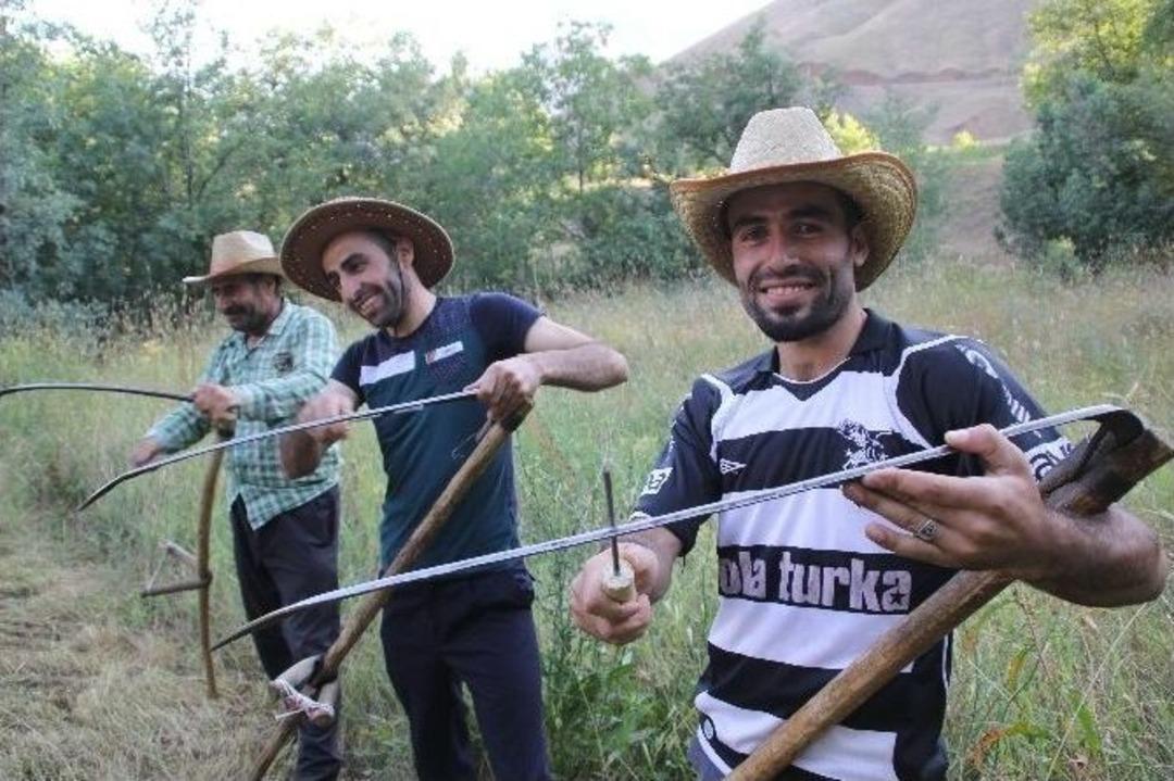 Hakkari&rsquo;de Ot Bi&ccedil;me Zamanı Başladı