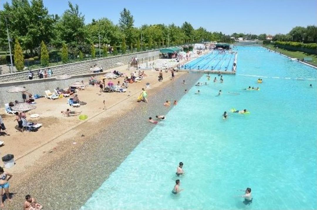 Bozkırın Ortasındaki Plaja Ziyaret&ccedil;i Akını