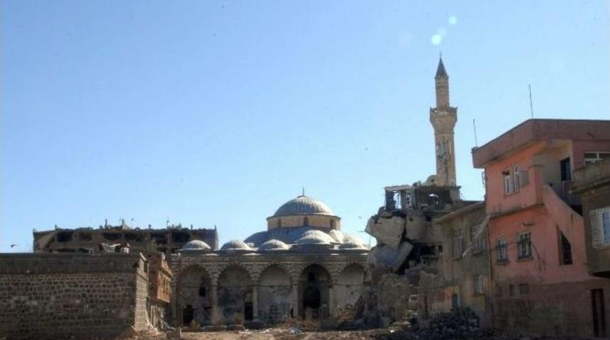 Ter&ouml;ristlerin Yaktığı Cami Ve Zarar Verdiği Kilisede Restorasyon &Ccedil;alışmalarına Başlandı