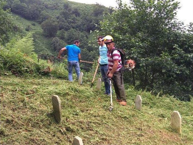 20 Yıldır Amcasının Vasiyetini Yerine Getirmek İçin Köy Mezarlıklarını Temizliyor