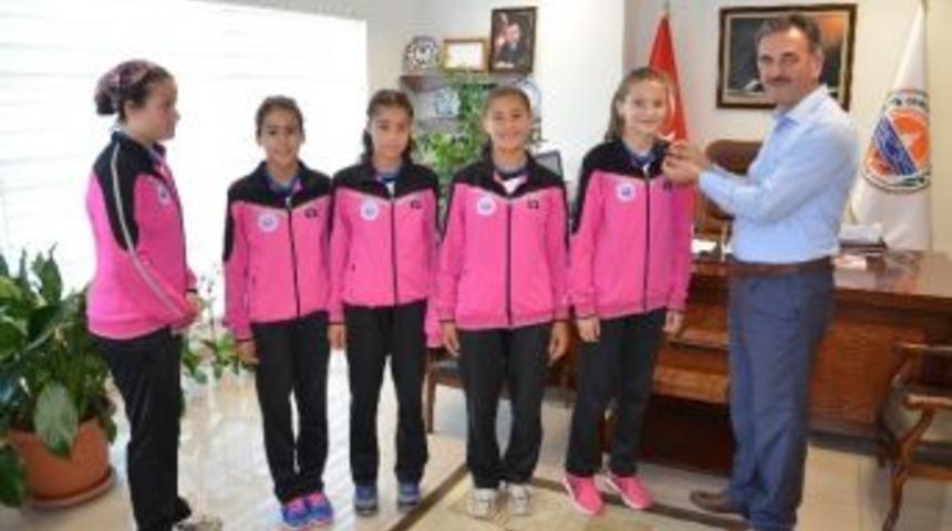 Şampiyon Sporculara Altın