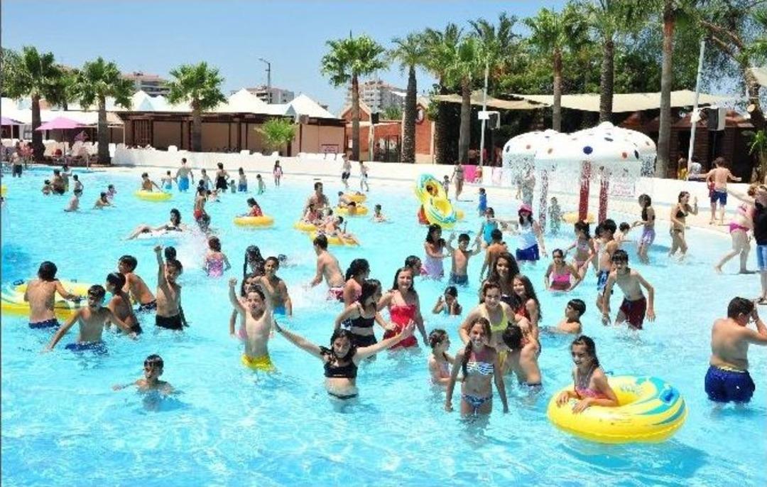 Başkan &Ccedil;alkaya&rsquo;dan &Ccedil;ocuklara Havuz Hediyesi