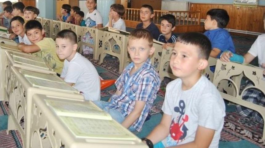 Camiler &Ccedil;ocuk Sesleri İle Şenlendi