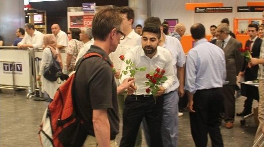 &Ouml;ğrencilerden Turistlere &rsquo;g&uuml;l&rsquo;l&uuml; Karşılama