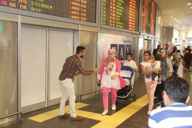 Öğrencilerden Turistlere ’gül’lü Karşılama