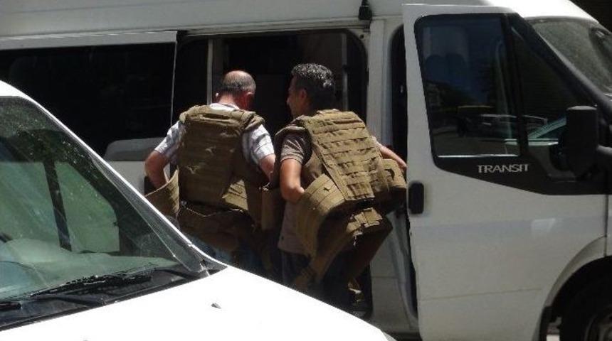 Polisin Vurulduğu Yere Bomba İmha Ekibi Sevk Edildi