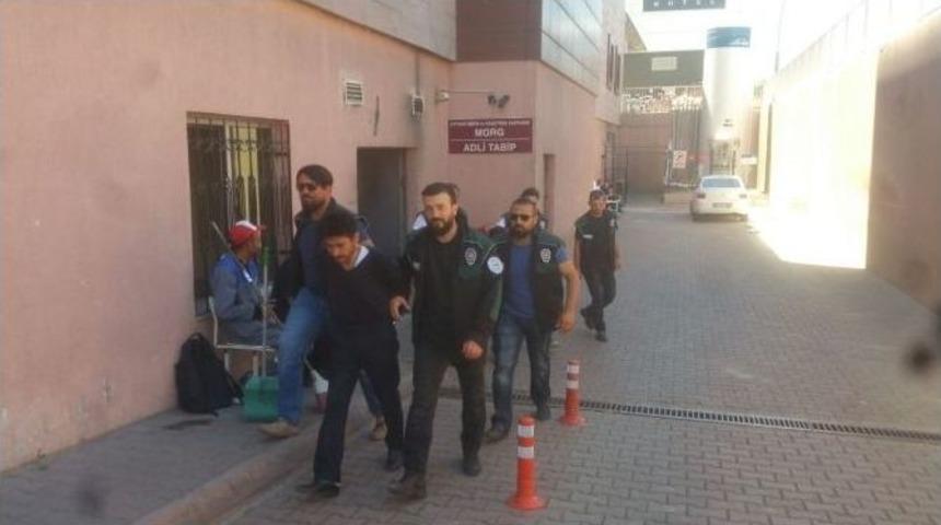 Uyuşturucu Operasyonunda G&ouml;zaltına Alınan Şahıslar Sağlık Kontrol&uuml;nden Ge&ccedil;irildi