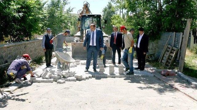 Aziziye’de Köyler Kilitli Parke Taş İle İşleniyor…