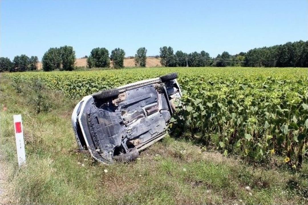 Otomobil Ay&ccedil;i&ccedil;ek Tarlasına U&ccedil;tu: 2&rsquo;si Ağır 6 Yaralı