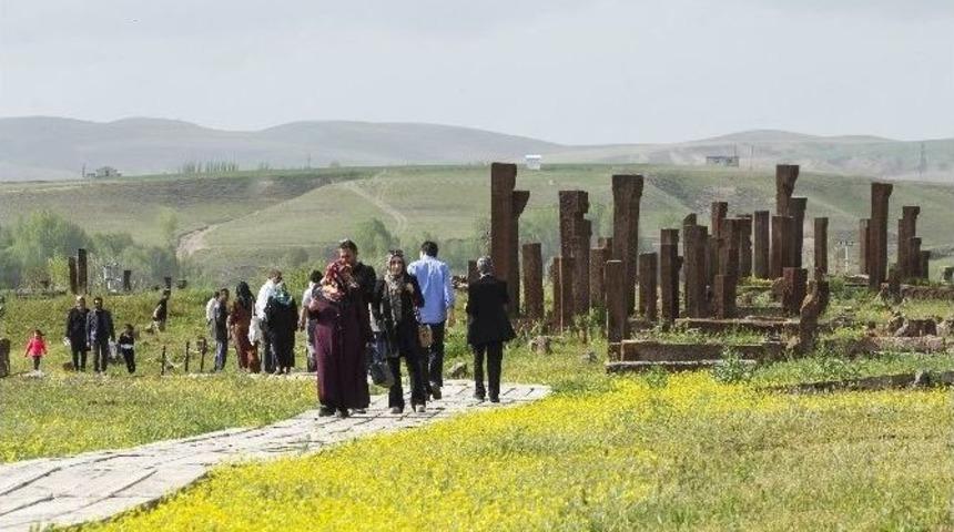 Sel&ccedil;uklu Mezarlığı&rsquo;nda Ziyaret&ccedil;i Yoğunluğu