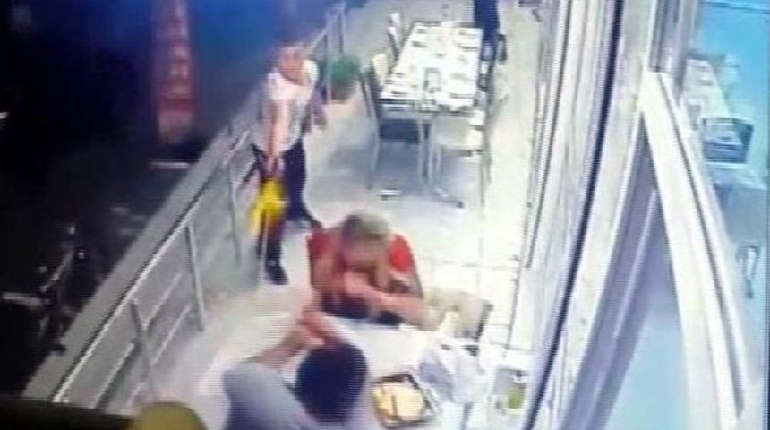 Lokantada Kız Arkadaşı İle Yemek Yerken &Ouml;ld&uuml;r&uuml;ld&uuml;