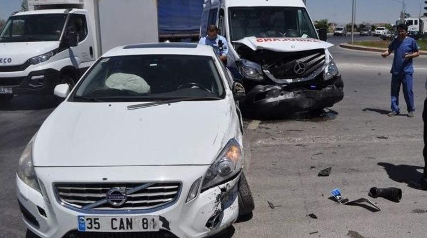 Ambulansla Otomobil &Ccedil;arpıştı: 5 Yaralı