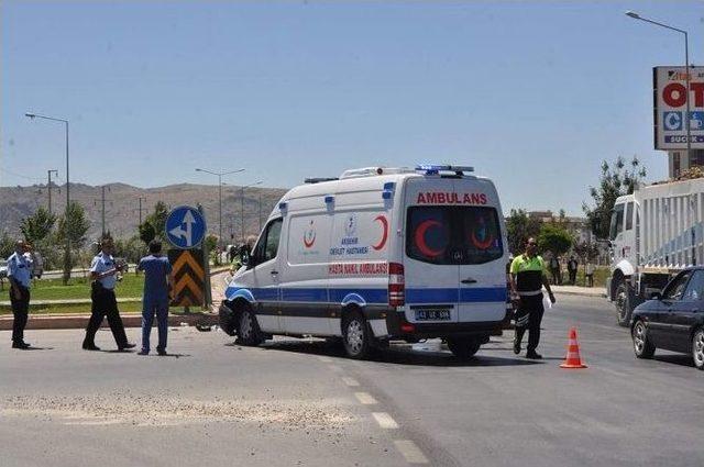 Ambulansla Otomobil Çarpıştı: 5 Yaralı