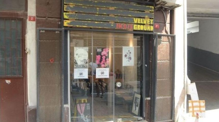 Saldırıya Uğrayan G&uuml;ney Koreli Plak&ccedil;ı İş Yerini Tekrar A&ccedil;tı